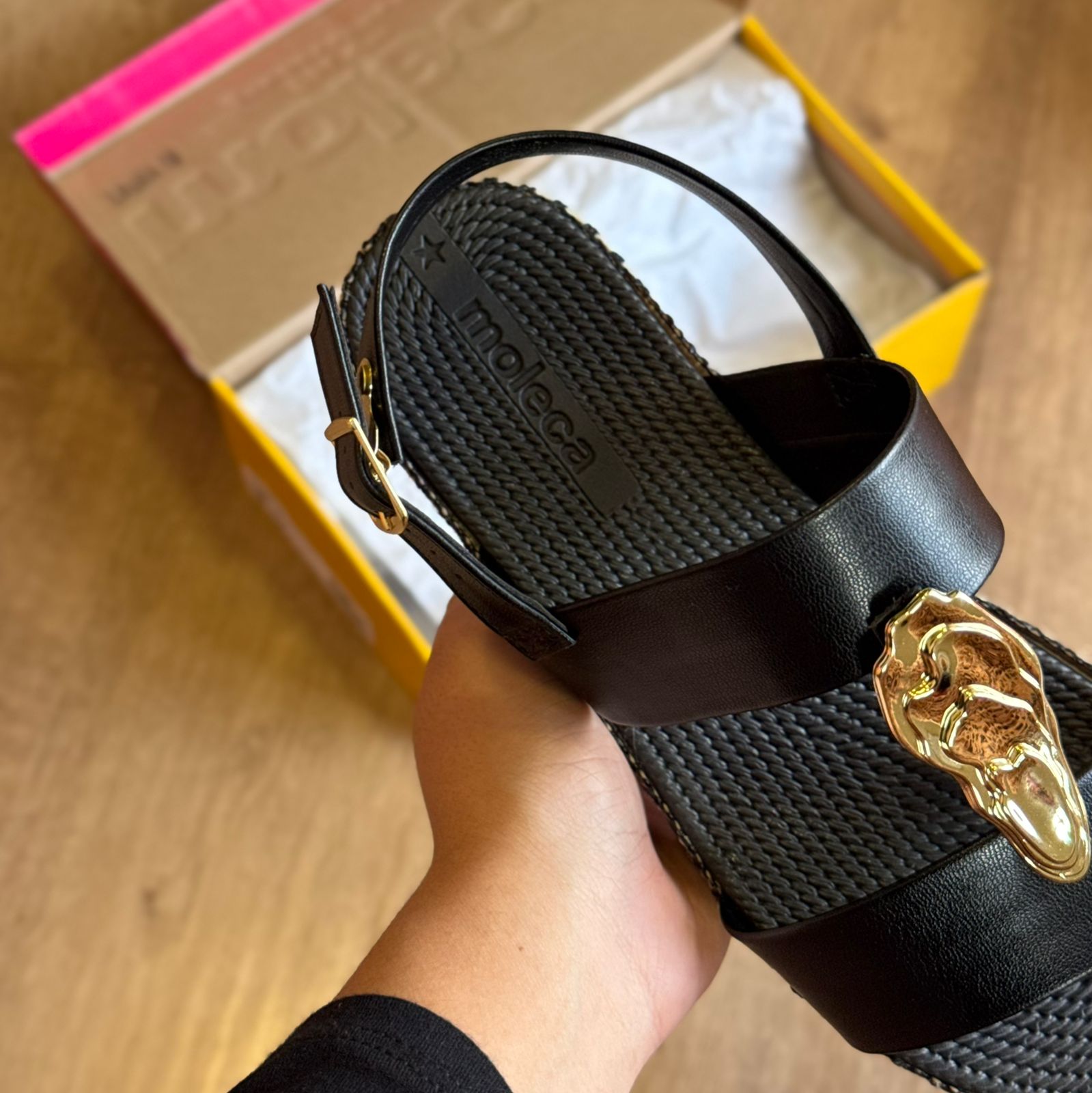 Sandália Moleca Detalhe Dourado no Cabedal 5447.526