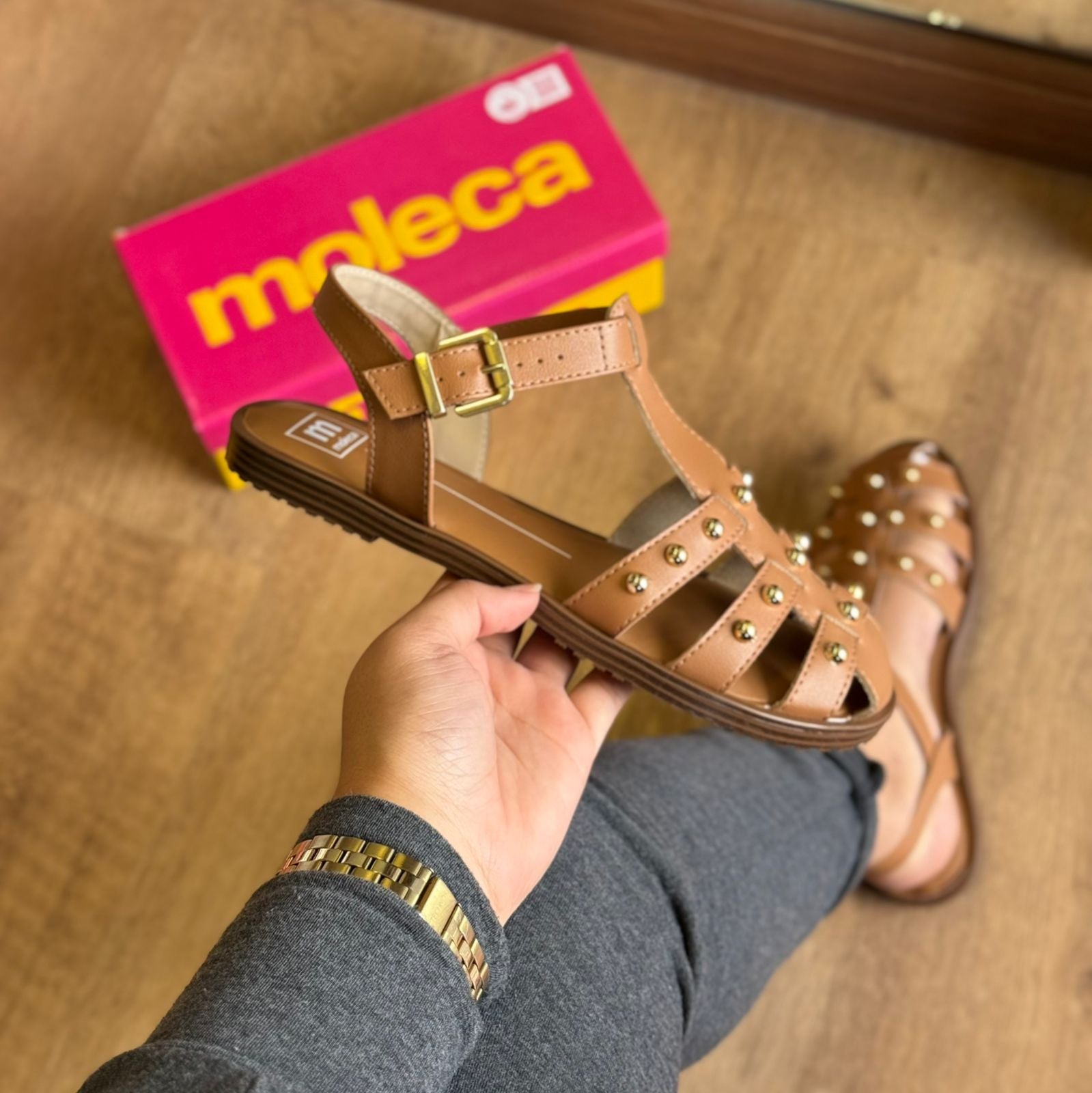 Sandália Moleca Rasteira Pedrinhas Douradas 5555.202