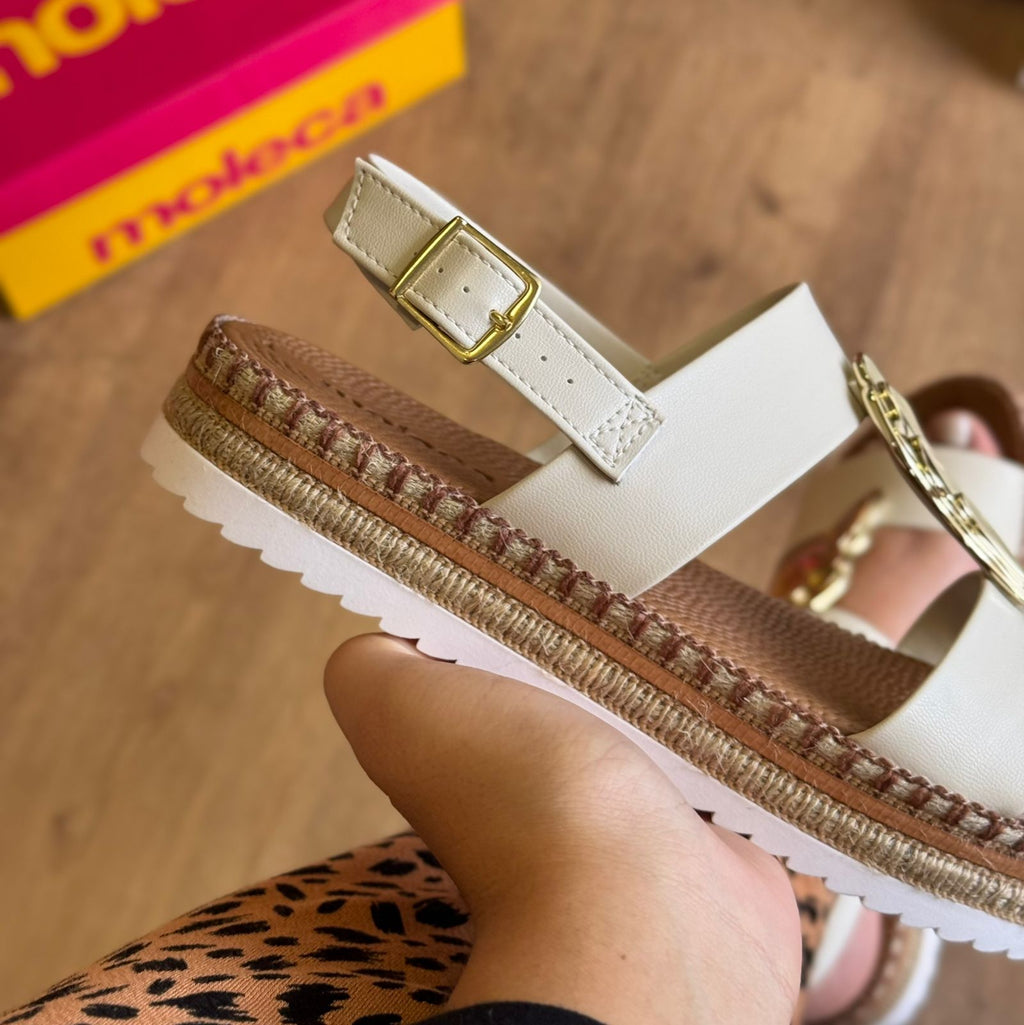 Sandália Moleca Detalhe Dourado no Cabedal 5447.526