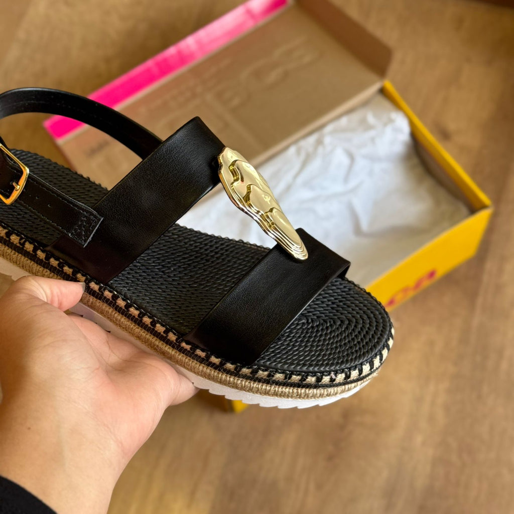 Sandália Moleca Detalhe Dourado no Cabedal 5447.526