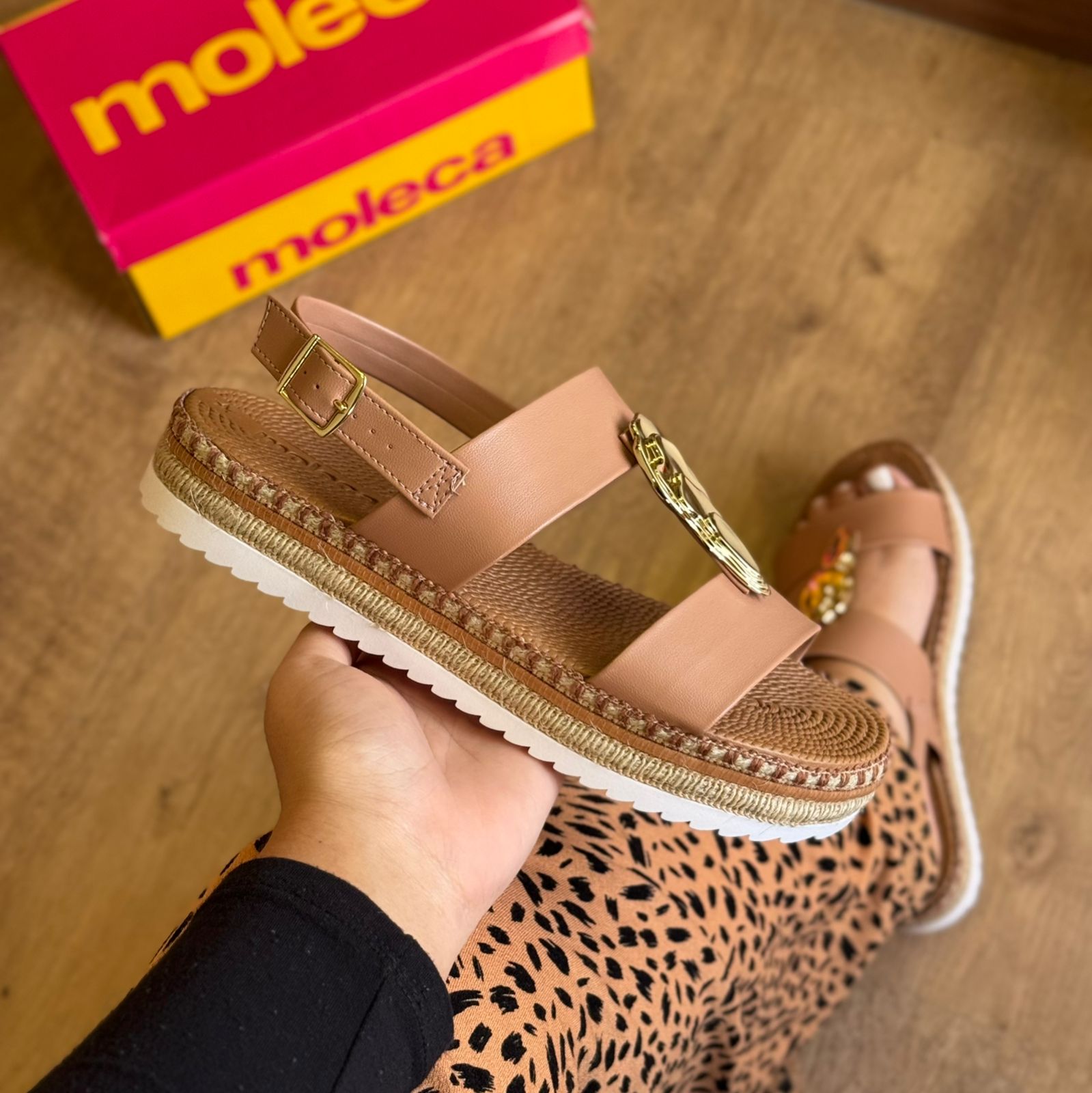 Sandália Moleca Detalhe Dourado no Cabedal 5447.526