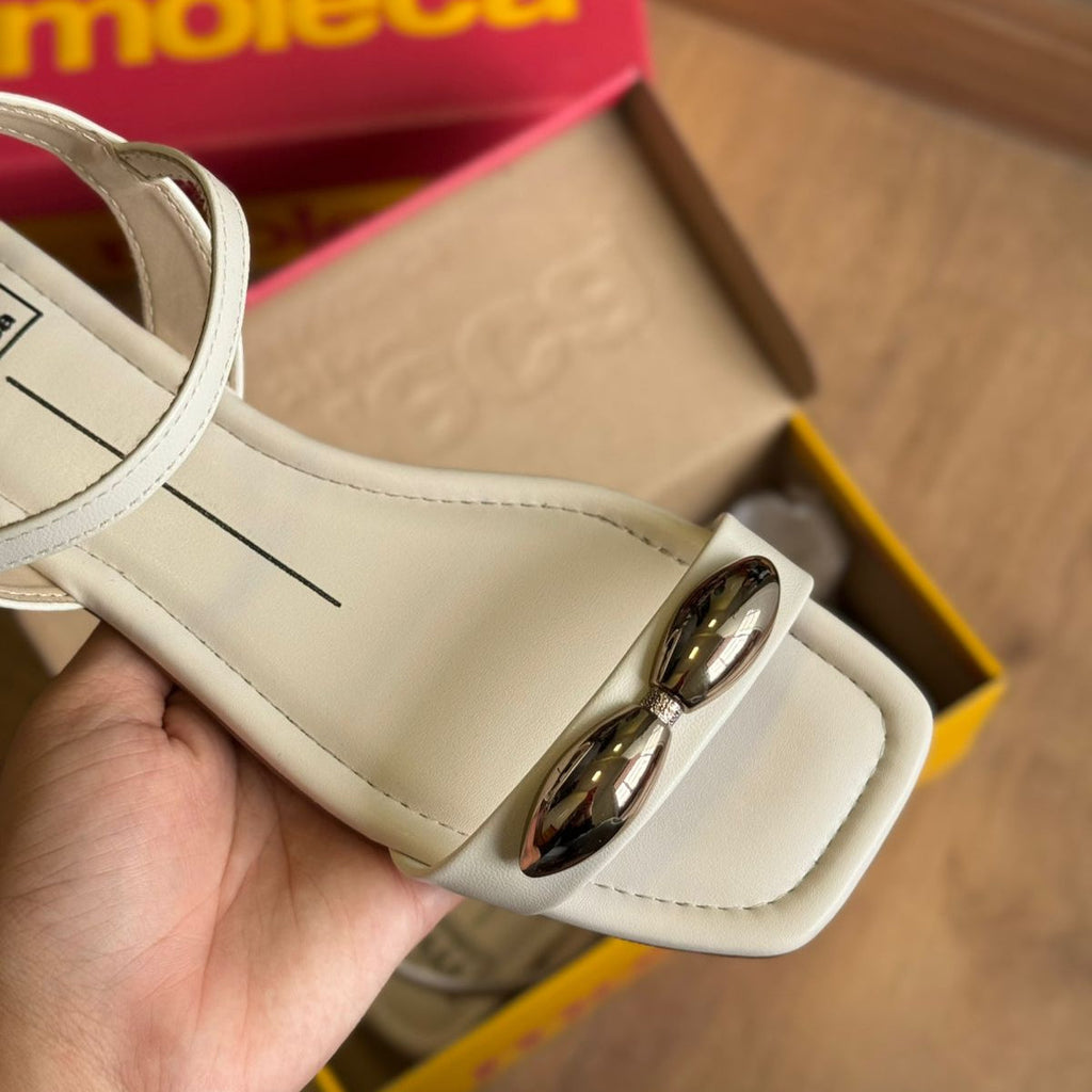 Sandália Moleca Rasteira Detalhe Circular Dourado 5462.143