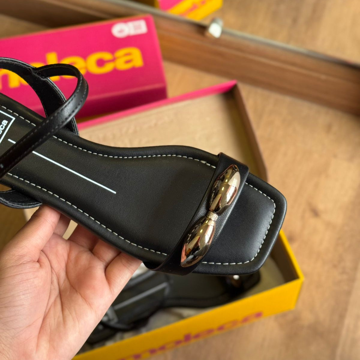 Sandália Moleca Rasteira Detalhe Circular Dourado 5462.143